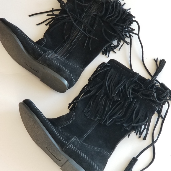 Minnetonka Other - Minnetonka NWOT Black Suede Fringed Boots